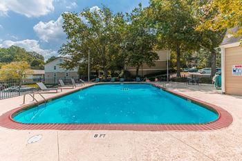 swimming pool at Bradford gwinnett apartments